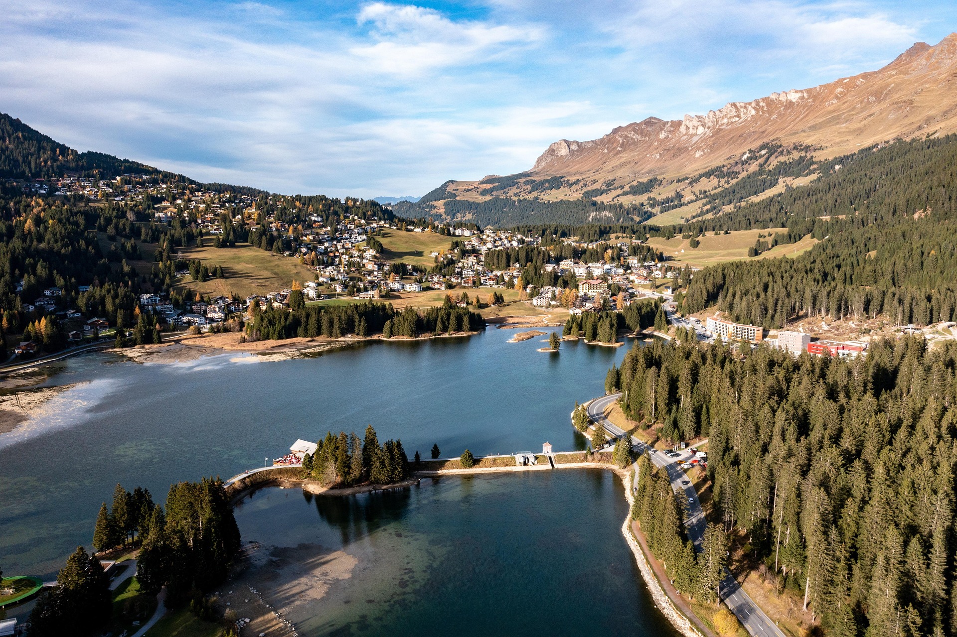 Blick über den Heidsee und Lenzerheide in der schneefreien Jahreszeit